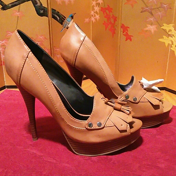 Vera Wang Shoes - Vera Wang women's leather peep toe Platforms size7